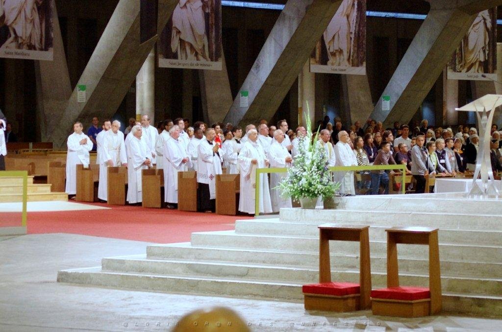 AOBR 2015 08 12 AU 16 LOURDES 5 PROCESSION DANS LA BASILIQUE SOUTERRAINE (10).jpg